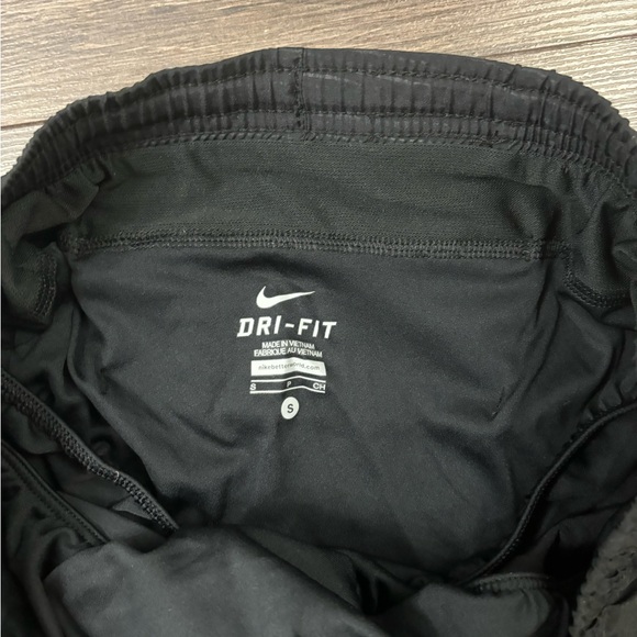 nike running shorts - Picture 3 of 3